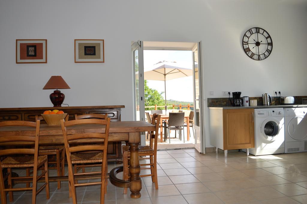 Aux Volets Bleus Chez & Sylvie Holiday home *
